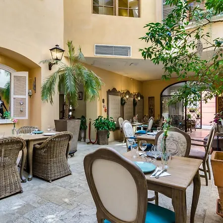 Plac Kolegiacki 旅馆